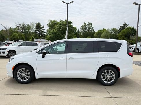 New 2026 Chrysler Pacifica Select AWD/4WD image 4