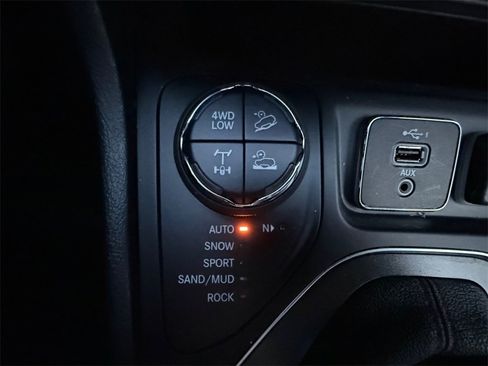 Used 2019 Jeep Cherokee Trailhawk image 10