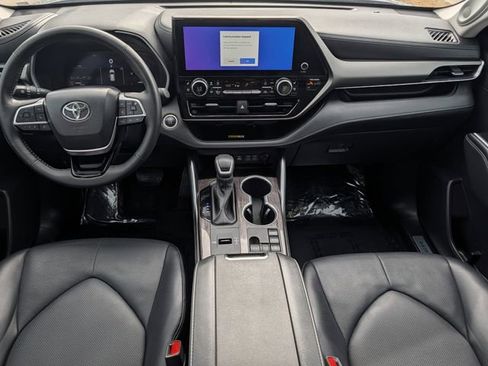 Used 2024 Toyota Highlander Limited FWD image 11