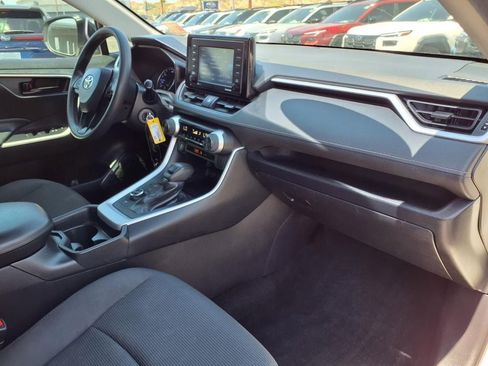 Used 2020 Toyota RAV4 LE AWD/4WD image 17