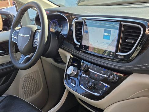 Used 2024 Chrysler Pacifica Limited FWD image 23