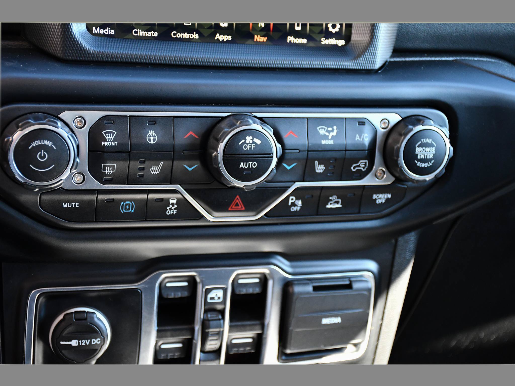 Used 2022 Jeep Wrangler Unlimited Sahara AWD/4WD image 38