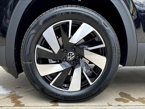 New 2025 Volkswagen Atlas Cross Sport SE image 8