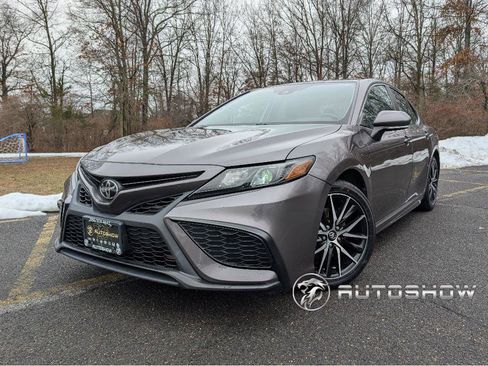 Used 2022 Toyota Camry SE w/ Cold Weather Package image 1