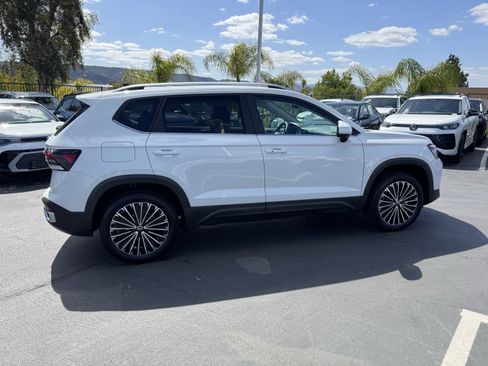 Used 2025 Volkswagen Taos SE FWD image 11