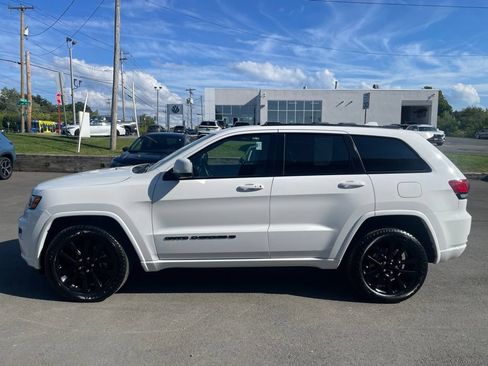 Used 2022 Jeep Grand Cherokee Laredo X AWD/4WD image 2