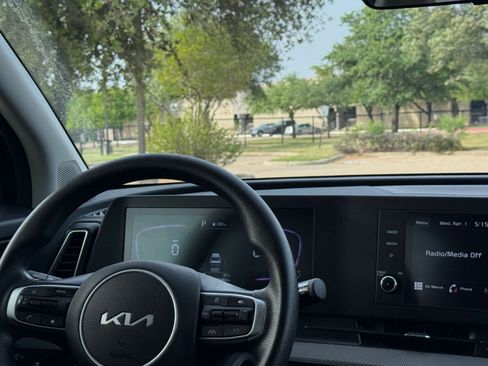 Used 2025 Kia Sportage LX image 34