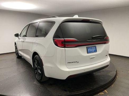 Used 2022 Chrysler Pacifica Touring-L w/ Uconnect Theater Family Group image 5