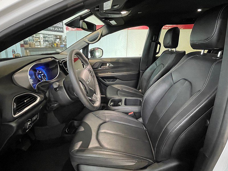Used 2026 Chrysler Pacifica Select FWD image 10