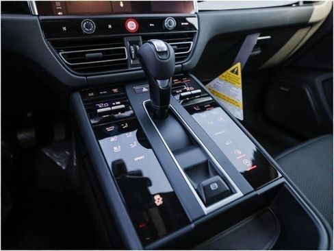 Certified 2025 Porsche Macan AWD/4WD image 20