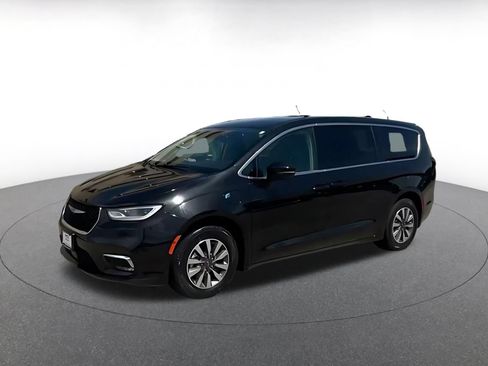 Used 2023 Chrysler Pacifica Touring-L FWD image 8