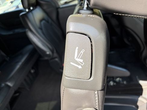 Used 2025 Chrysler Pacifica Select FWD image 52