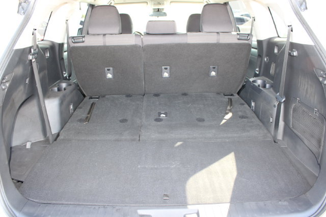 Used 2021 Toyota Highlander LE FWD image 7