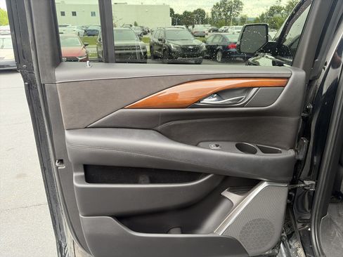Used 2018 Cadillac Escalade ESV Luxury AWD/4WD image 22