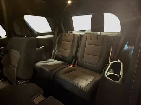 Used 2019 Ford Explorer XLT image 28