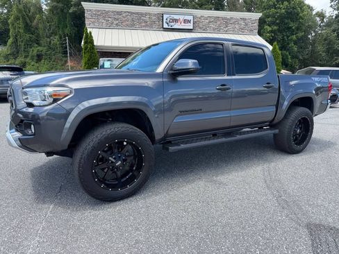 Used 2017 Toyota Tacoma SR5 w/ Tow Package AWD/4WD image 1