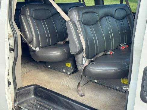 Used 2005 Chevrolet Express 3500 Passenger w/ LS Preferred Equipment Group RWD image 23