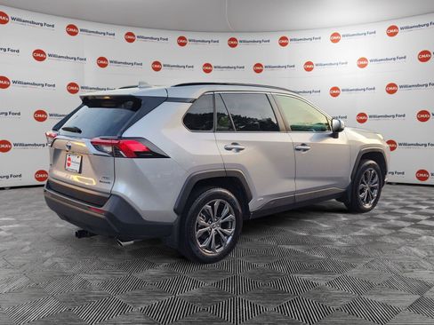 Used 2022 Toyota RAV4 XLE Premium AWD/4WD image 5