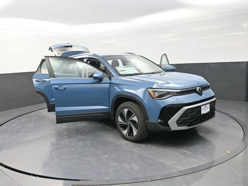 New 2026 Volkswagen Taos SE image 28