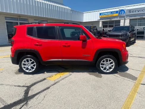 Used 2019 Jeep Renegade Latitude w/ Cold Weather Group AWD/4WD image 3