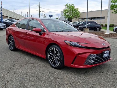 Used 2025 Toyota Camry XLE w/ Premium Plus Package AWD/4WD image 3