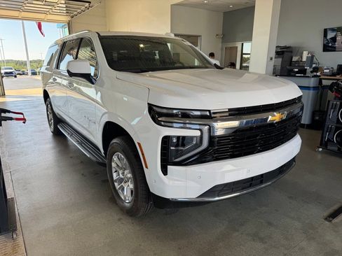 Used 2026 Chevrolet Suburban LS AWD/4WD image 2