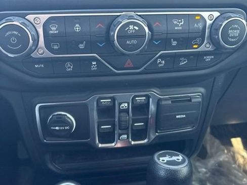 Used 2018 Jeep Wrangler Unlimited Sahara w/ Cold Weather Group AWD/4WD image 15