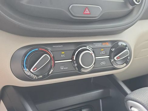 Certified 2025 Kia Soul LX w/ LX Technology Package FWD image 25