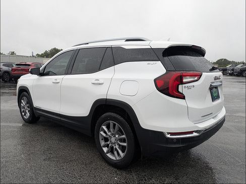 Used 2022 GMC Terrain SLT w/ Tech Package FWD image 5