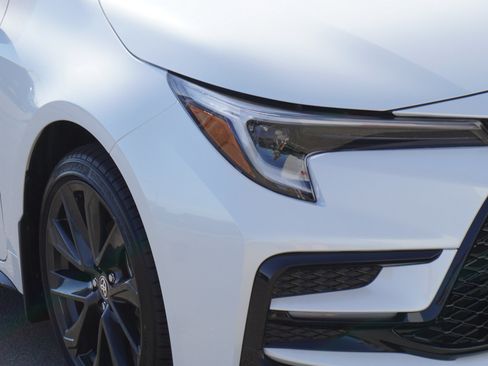 Used 2025 Toyota Corolla SE AWD/4WD image 3
