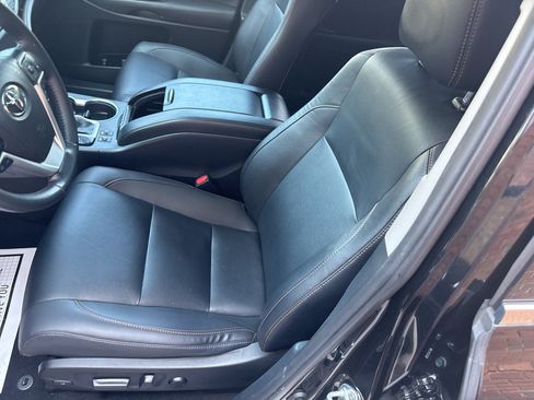 Used 2019 Toyota Highlander XLE AWD/4WD image 18
