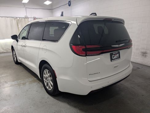 Certified 2024 Chrysler Pacifica Touring-L FWD image 9