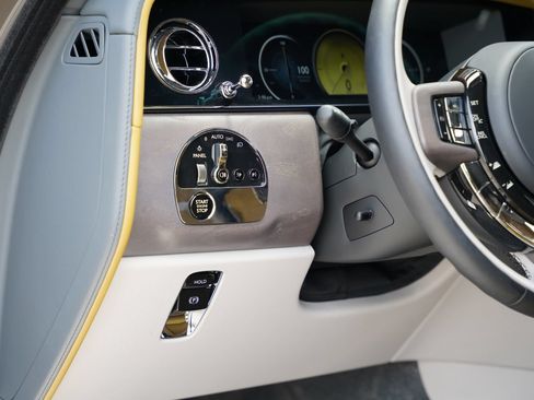Used 2025 Rolls-Royce Cullinan AWD/4WD image 19