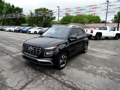Used 2022 Hyundai Venue SEL image 3