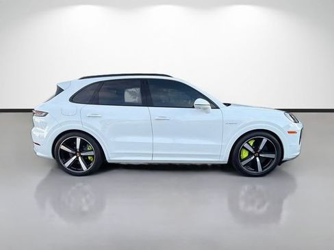 Used 2025 Porsche Cayenne S AWD/4WD image 2