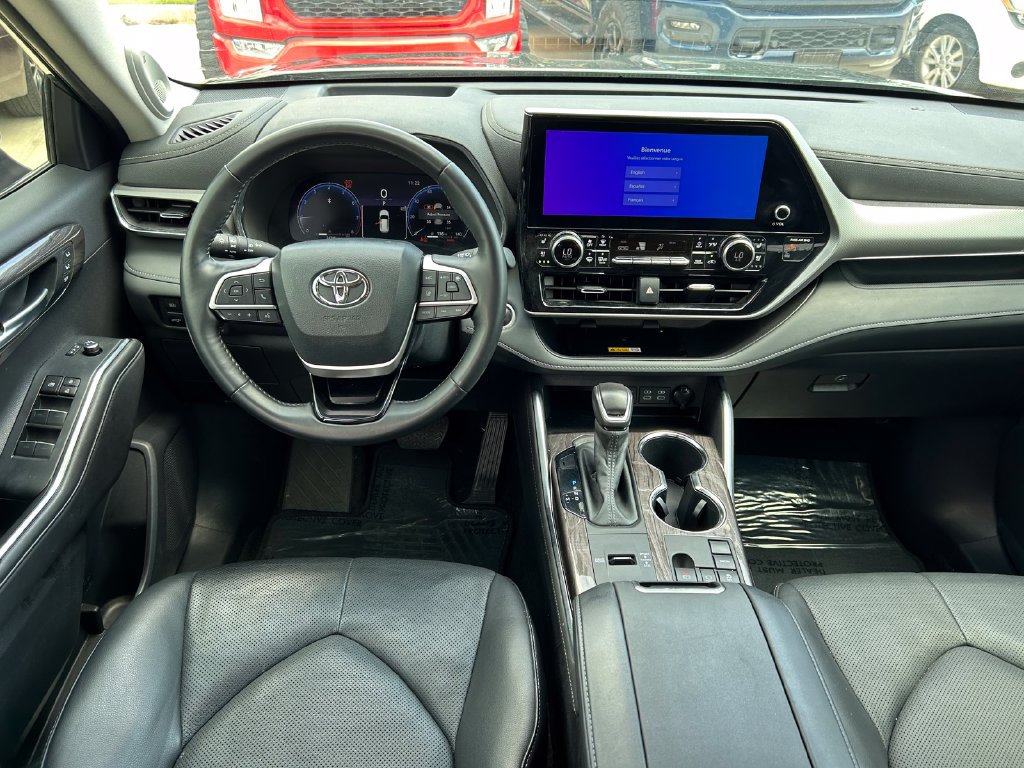 Used 2024 Toyota Highlander Platinum FWD image 19