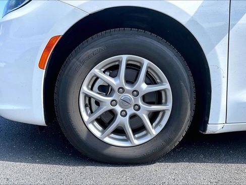 Used 2024 Chrysler Pacifica Touring-L FWD image 2