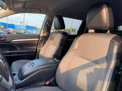 Used 2019 Toyota Highlander LE AWD/4WD image 9