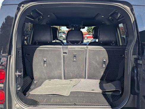 Used 2023 Land Rover Defender 110 X-Dynamic SE image 27
