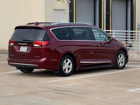 Used 2018 Chrysler Pacifica Touring-L FWD image 7