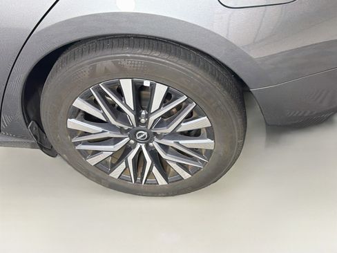 Used 2025 Nissan Altima 2.5 SV FWD image 11