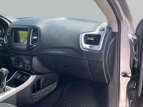 Used 2019 Jeep Compass Latitude w/ Cold Weather Group FWD image 18