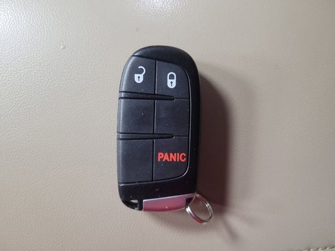 Used 2019 Jeep Grand Cherokee Laredo image 32