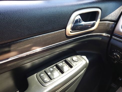 Used 2014 Jeep Grand Cherokee Limited image 16