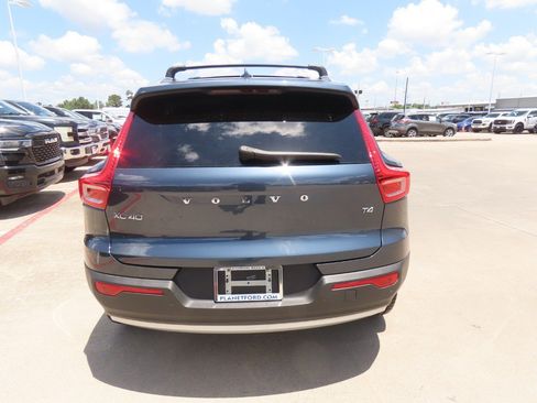 Used 2021 Volvo XC40 T4 Momentum FWD image 13
