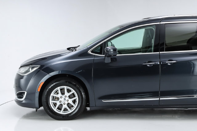 Used 2020 Chrysler Pacifica Touring-L w/ Advanced Safetytec Group FWD image 3