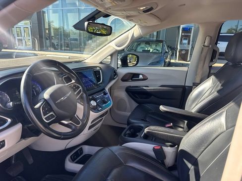 Used 2017 Chrysler Pacifica Touring-L FWD image 10