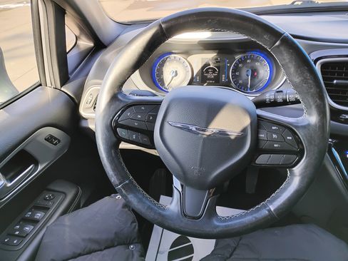 Used 2020 Chrysler Pacifica Touring-L w/ S Appearance Package image 9