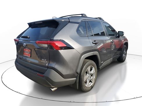 Used 2022 Toyota RAV4 XLE image 6