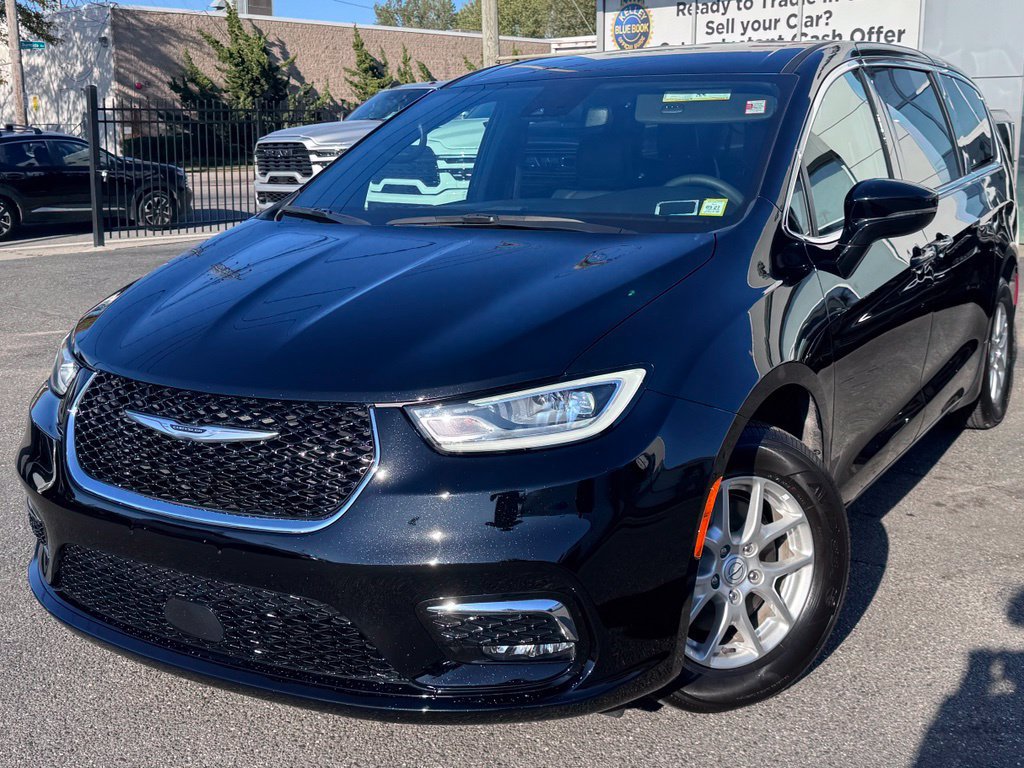 Used 2025 Chrysler Pacifica Select FWD image 3